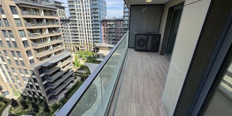 Zeytinburnu'ndaki bir daireden balkon görünümü; cam korkuluğun ardında sitenin iç bahçesi ve çevredeki bloklar — arşivimizden
