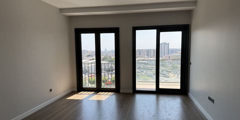 Penceresinde kiralık yazısı asılı, perdeleri kapalı boş bir apartman dairesi