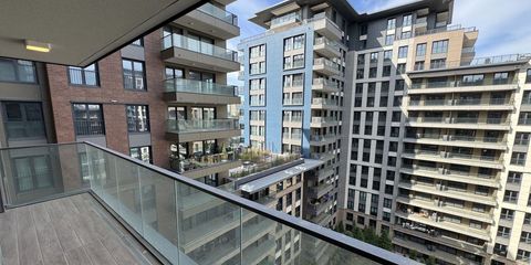 Satılık tabelası asılı bir apartman dairesinin önünde düşünceli duran ev sahibi silueti