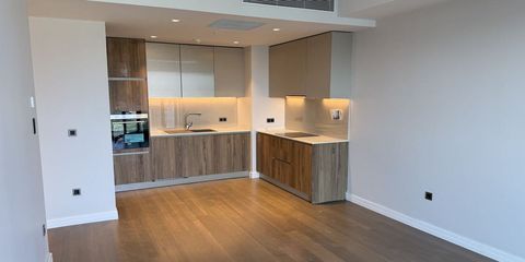 Masada hesap makinesi, kira sözleşmesi ve kalem; arka planda İstanbul apartman silueti