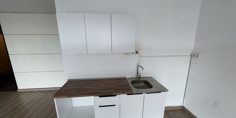 İstanbul Avrupa Yakası silüeti; ön planda konut blokları, arka planda gün batımı