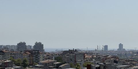 Vergi beyannamesi dosyası, hesap makinesi ve ev anahtarının bulunduğu düzenli bir çalışma masası