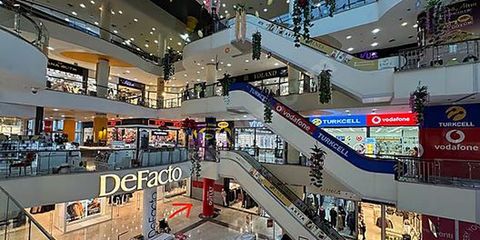 Cadde üzerinde vitrini boş, camında kiralık yazısı asılı bir dükkan cephesi
