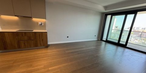 Bir masada daire anahtarı, takvim ve valiz; kısa ve uzun dönem kiralama ikilemi