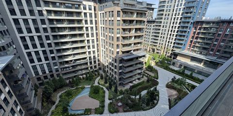 Apartman girişinde ilan panosuna asılmış aidat listesine bakan bir kişi