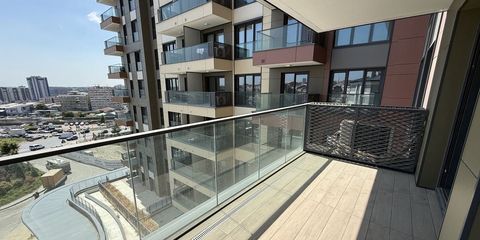 Kira sözleşmesi imzalayan iki kişi, masada pasaport ve daire anahtarları